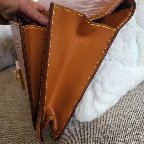 Louis Vuitton Epi Leather Sellier Dragonne Clutch-Crossbody.. Authentic..!!! - Picture 16 of 16